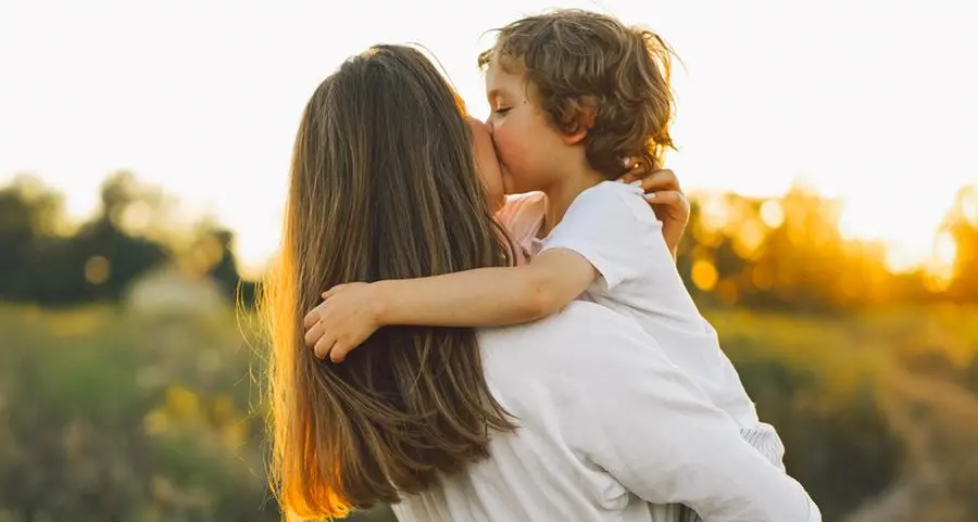 Novara: «Dire “ti amo” ai figli è pericoloso»