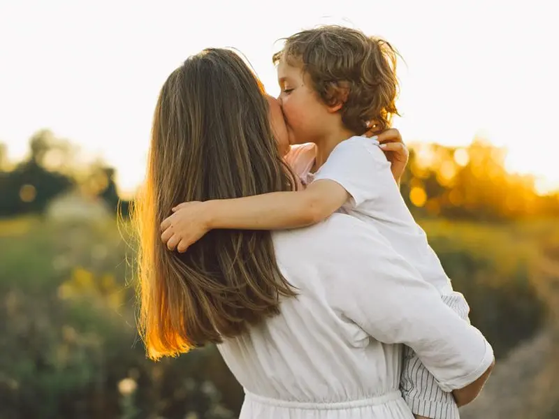 Novara: «Dire “ti amo” ai figli è pericoloso»
