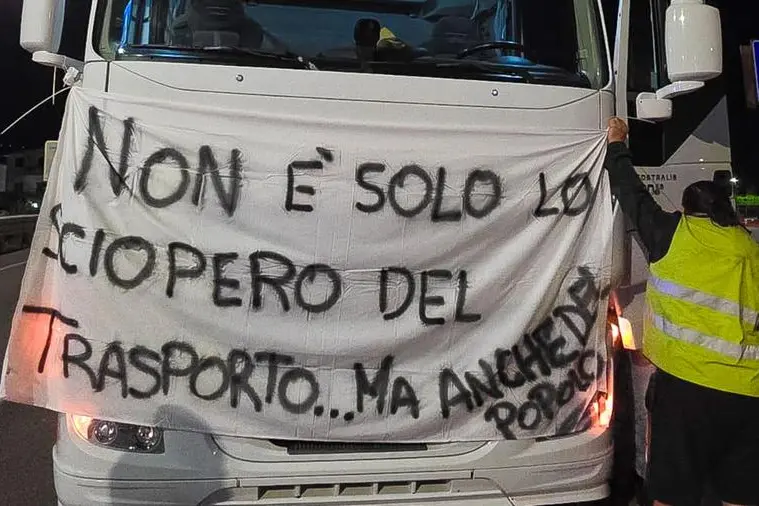 La protesta dei Tir in Calabria contro il caro carburante proclamata da Fedralog, la Federazione regionale della logistica, che andrà avanti sino al 20 ottobre. I camion si posizionano ai lati delle strade senza attuare veri e propri blocchi, sotto il controllo delle forze dell'ordine. I disagi alla circolazione comunque non mancano a causa del restringimento della carreggiata