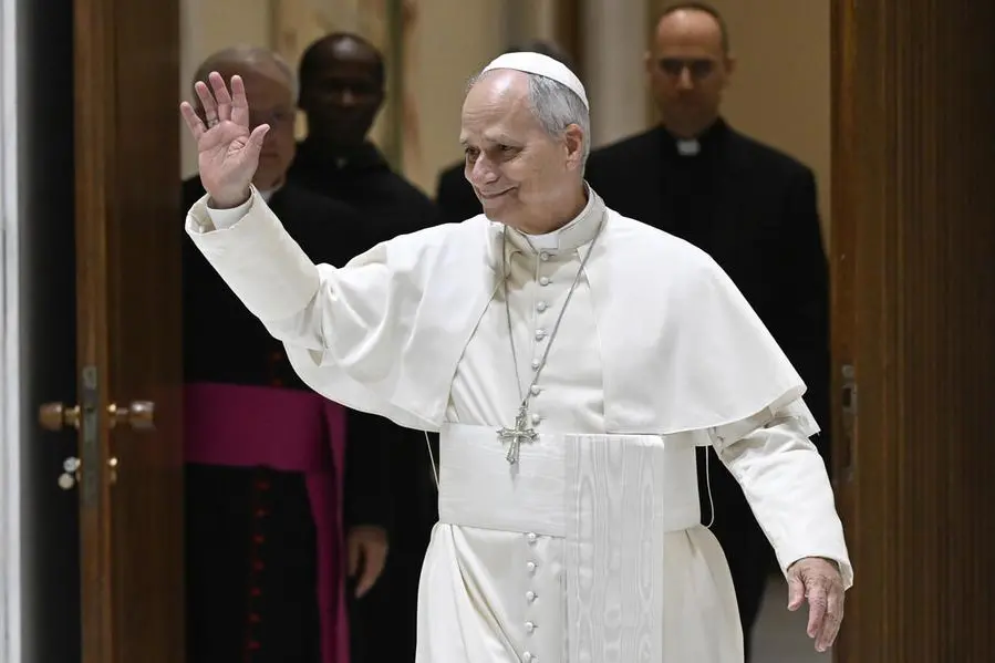 Papa Leone XIV saluta i fedeli durante l\\'udienza generale , ANSA