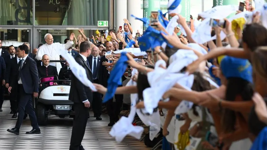 Papa Leone XIV al Meeting di Rimini, l’accoglienza è da stadio: «Leone, Leone»