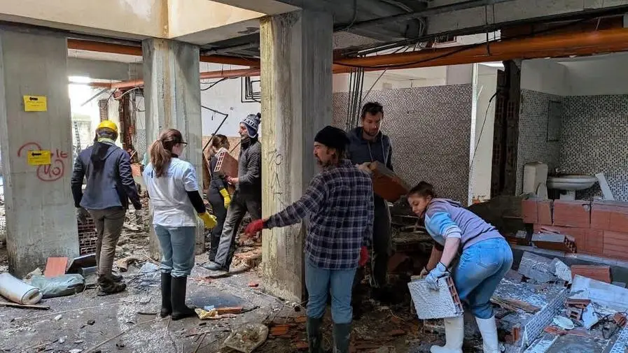 I volontari nella Sicilia devastata: «In 48 ore siamo diventati 1.600»