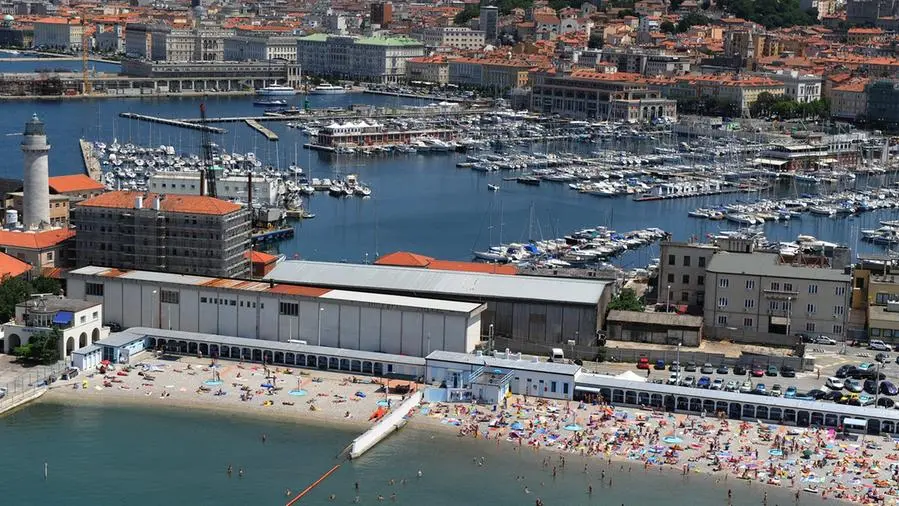 A Trieste c’è una spiaggia separata per uomini e donne: segregazione o spazio di libertà?