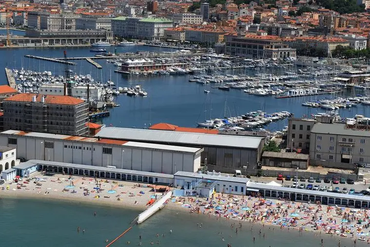 Lo stabilimento \"el pedoc\\u00ECn\" a Trieste, con il muro che separa il settore uomini dal settore donne (Fonte: Discover Trieste)