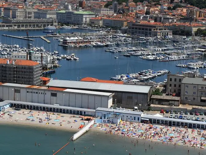 A Trieste c’è una spiaggia separata per uomini e donne: segregazione o spazio di libertà?