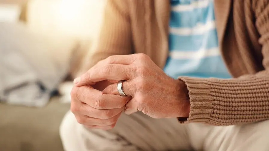 Il lutto di un vedovo, arrabbiato con Dio e in crisi di fede: «Perché a me?»