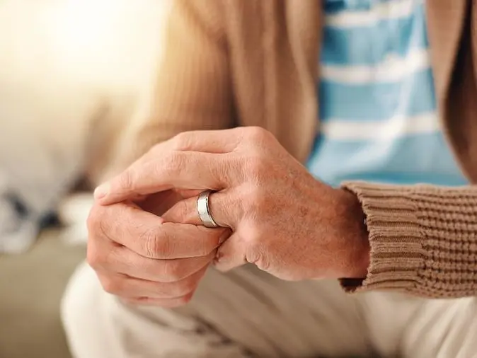 Il lutto di un vedovo, arrabbiato con Dio e in crisi di fede: «Perché a me?»