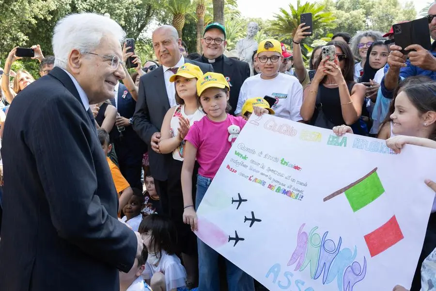 Il Presidente della Repubblica Sergio Mattarella durante l\\'apertura dei giardini del Palazzo del Quirinale alle fasce deboli della popolazione in occasione della Festa nazionale della Repubblica, Roma, 1 giugno 2026 . , ANSA
