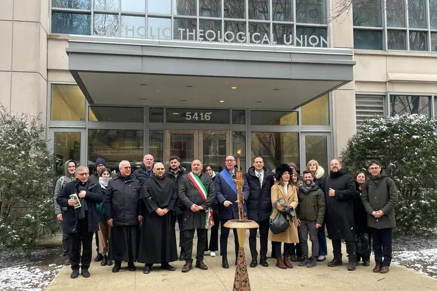 La delegazione di Santa Rita davanti alla Catholic Theological Union di Chicago, dove il Pontefice ha compiuto i suoi studi