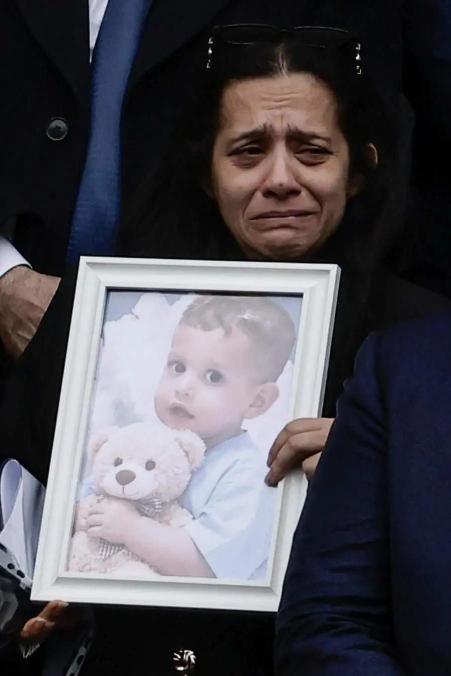 La madre di Domenico Caliendo precede il feretro del figlio al termine della cerimonia funebre nella cattedrale di Nola, 4 Marzo 2026. ANSA/CIRO FUSCO