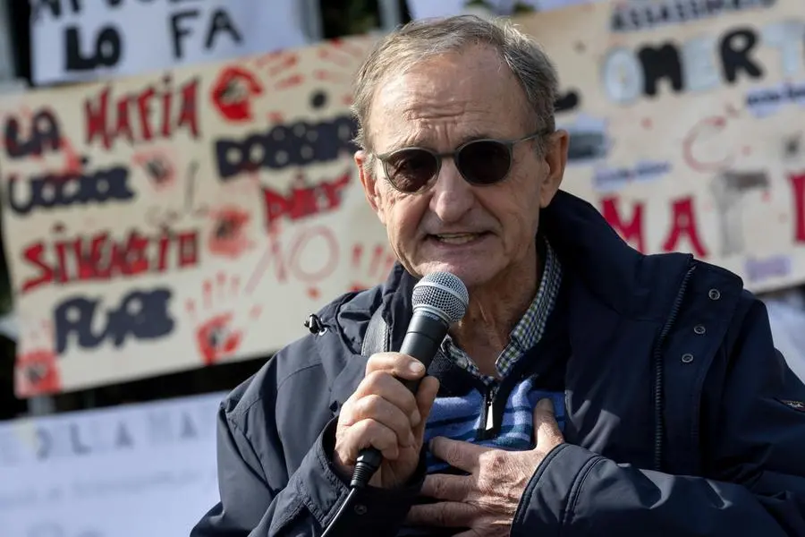 Carlo Palermo ex magistrato, alla manifestazione degli studenti della scuola Gianni Rodari, in occasione della “giornata della memoria e dell’impegno in ricordo delle vittime di tutte le mafie”, nel quartiere della Romanina, periferia della capitale. Roma, 21 marzo 2025