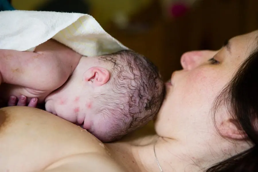 Una mamma con il piccolo appena nato