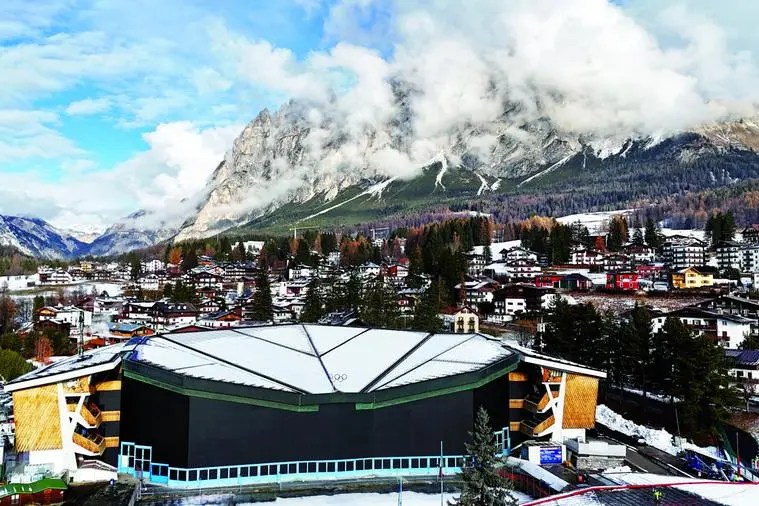 Una vista dal drone mostra lo stadio olimpico di curling di Cortina e il monte Cristallo