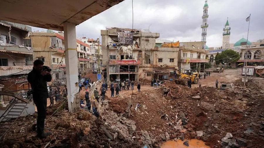 Beirut come Gaza, attacchi di Israele provocano 300 morti e 500 mila sfollati. Colpita base Unifil