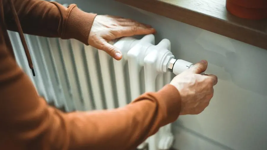 Riscaldamento al via (anche se ancora fa caldo), bollette più care del 26%: come risparmiare fino a 127 euro