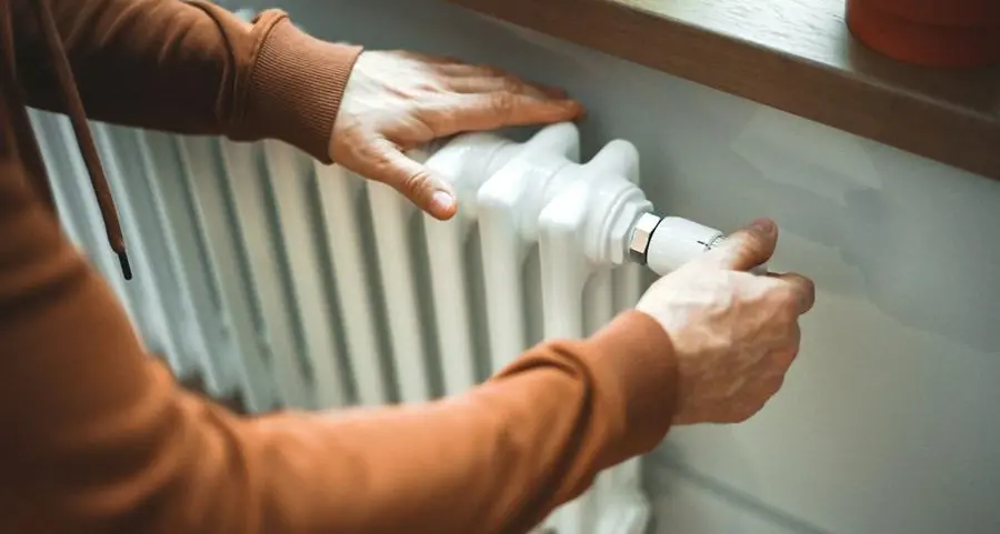 Riscaldamento al via (anche se ancora fa caldo), bollette più care del 26%: come risparmiare fino a 127 euro
