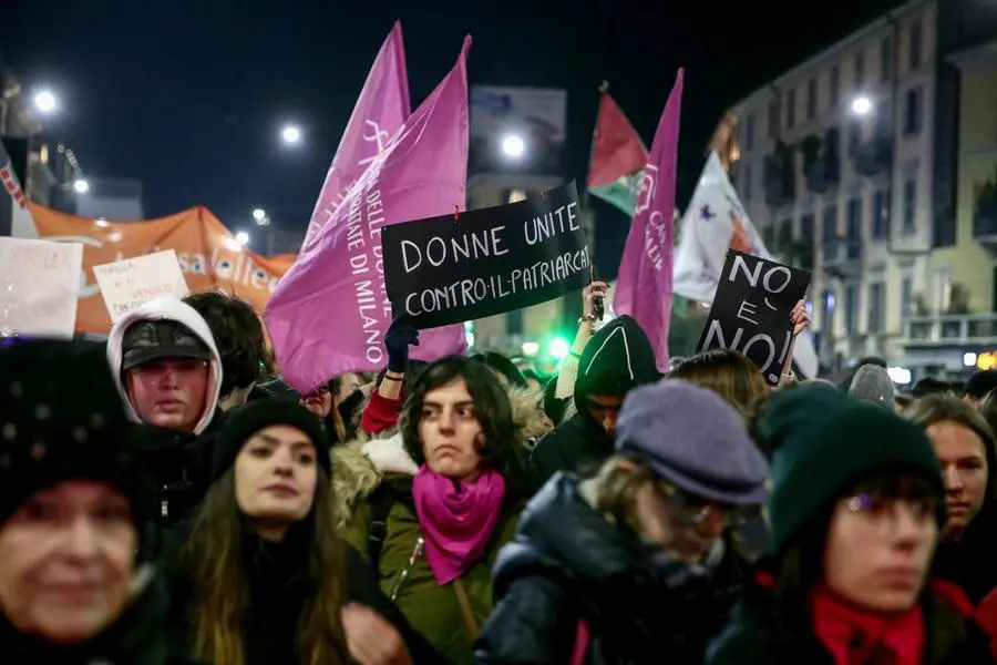 Corteo \\'Sabotiamo guerre e patriarcato contro la violenza maschile sulle donne e di genere\\' organizzato dal gruppo Non una di meno a Milano, 25 novembre 2025.