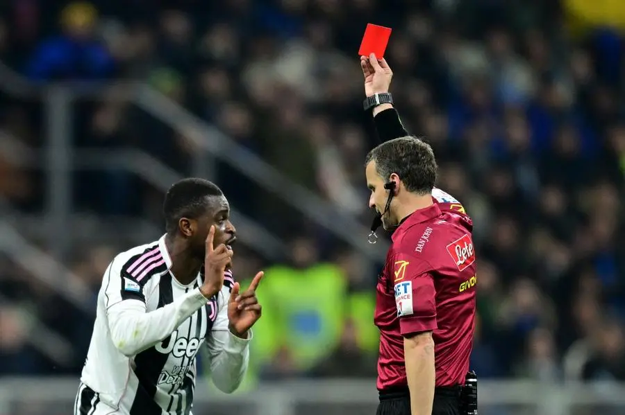 Il momento dell\\'espulsione di Kalulu da parte dell\\'arbitro Federico La Penna durante Inter-Juve , REUTERS
