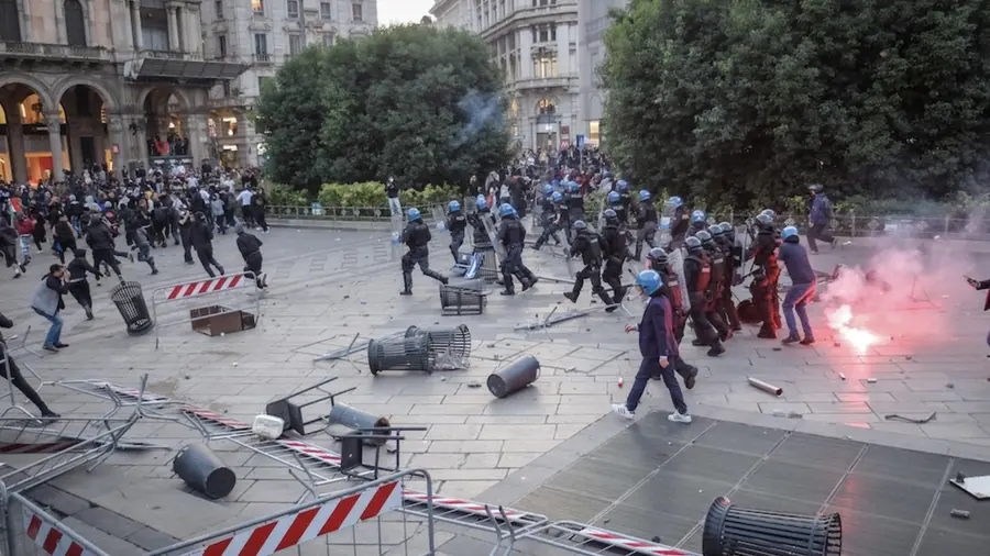 La pancia dell'Italia: i giovani di Milano e il Sud dei blocchi, uniti dal carovita. Ma perché si parla solo delle vetrine rotte?