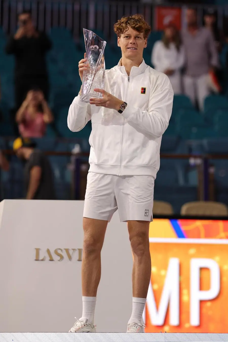 epa12859532 Jannik Sinner of Italy poses with his Championship trophy after defeating Lehecka in the Men's Final match at the 2026 Miami Open tennis tournament at the Hard Rock Stadium in Miami, Florida, USA, 29 March 2026. EPA/CRISTOBAL HERRERA-ULASHKEVICH
