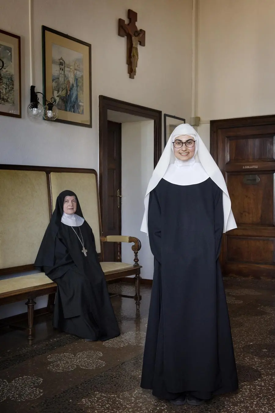 In primo piano suor Maria Bianca, 27 anni, una delle novizie, riconoscibile dal velo bianco, e la madre abbadessa Maria Grazia Girolimetto, 62