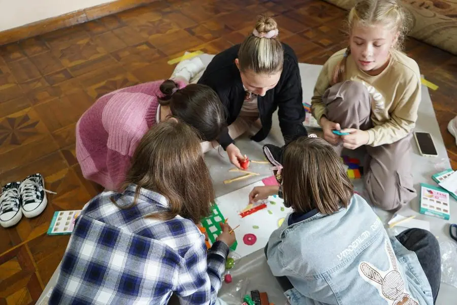 Alcune bambine giocano in uno dei centri per l\\'infanzia promossi Terre des Hommes in Ucraina.