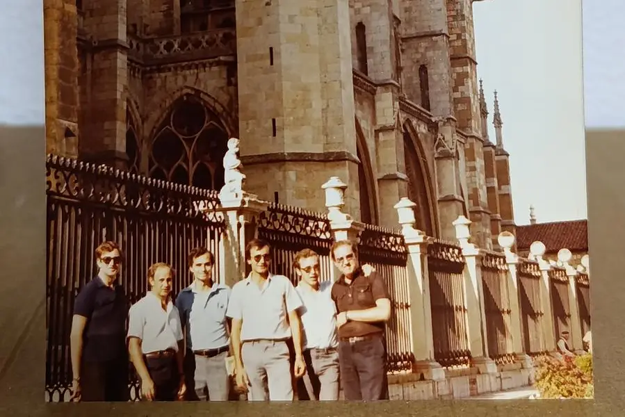 Nella foto: il futuro Papa (terzo da sinistra) nel 1982 davanti alla cattedrale di Le\\u00F3n. Con i confratelli stava girando la Spagna in pulmino.
