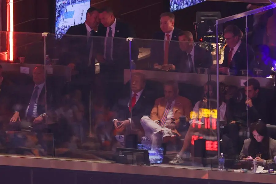 Il presidente degli Stati Uniti Donald Trump assiste a gara 3 delle Finals NBA tra San Antonio Spurs e New York Knicks al Madison Square Garden di New York, l\\'8 giugno 2026. , EPA