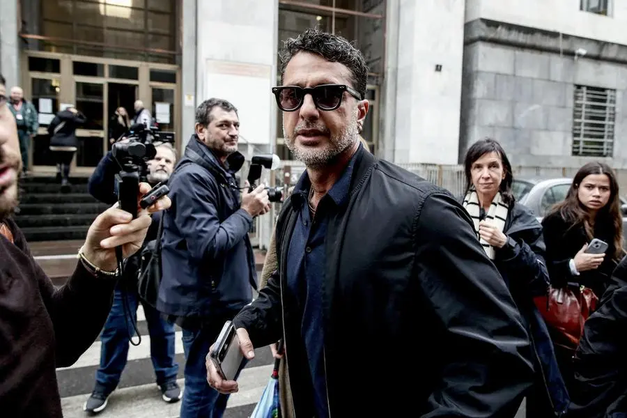 Fabrizio Corona il 23 dicembre scorso all\\'uscita dal Palazzo di Giustizia di Milano dopo l\\'interrogatorio, da lui richiesto, nell\\'inchiesta che lo vede indagato per revenge porn, sulla base della denuncia del giornalista e conduttore tv Alfonso Signorini , ANSA