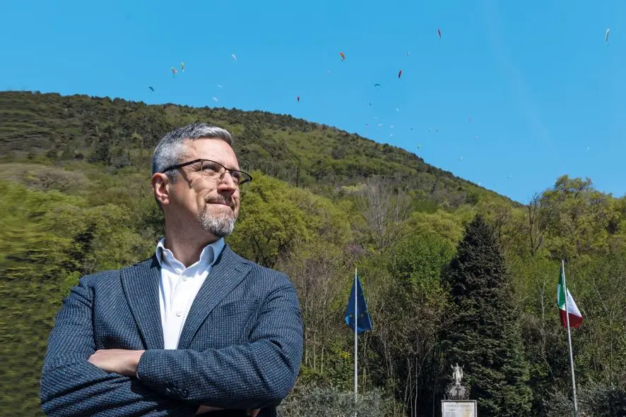 Riese (Treviso), 4 aprile 2026. Paolo Malaguti con alle spalle il Monte Grappa. Riese (Treviso), April 4, 2026. Paolo Malaguti with Monte Grappa behind him. , Stefano Dal Pozzolo/contrasto