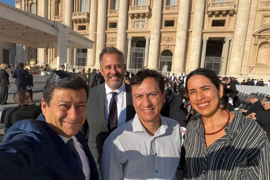 La delegazione sudamericana in piazza San Pietro.