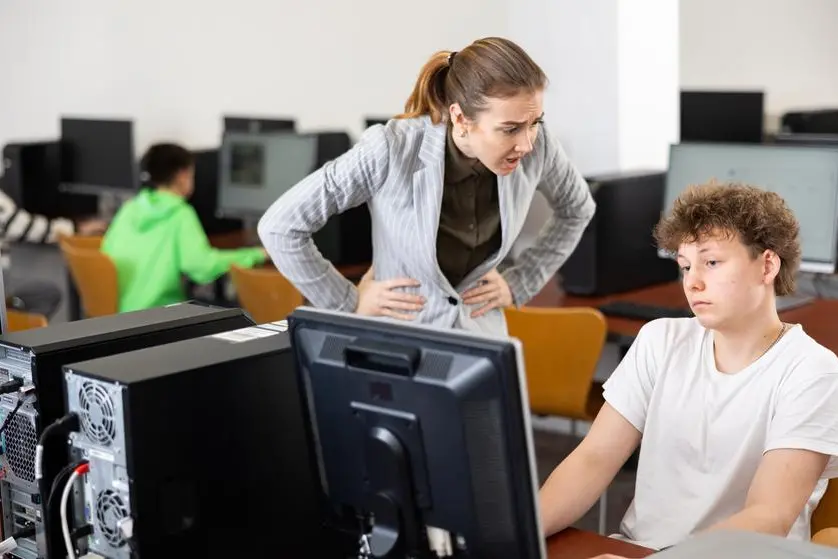 Una docente riprende il suo studente. IAKOV FILIMONOV , iStockphoto