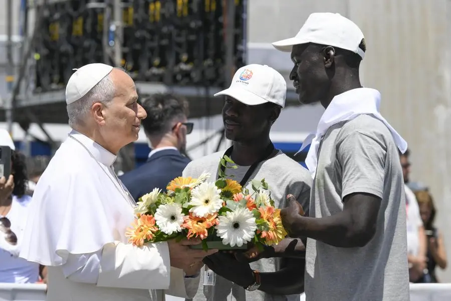 Papa Leone XIV l'11 giugno scorso durante l'incontro con le realtà impegnate con i migranti al porto di Arguineguín, sull’isola di Gran Canaria, durante la visita pastorale in Spagna. Il Pontefice ha scelto uno dei luoghi simbolo delle rotte migratorie per richiamare l’attenzione sull’accoglienza e sulla dignità delle persone in cammino