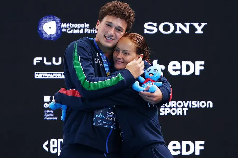 Diving - European Aquatics Championships - Paris Aquatic Centre, Paris, France - August 2, 2026 Gold medallists Italy's Matteo Santoro and Chiara Pellacani celebrate on the podium after winning the Mixed Synchronised 3m Springboard Final REUTERS/Gonzalo Fuentes