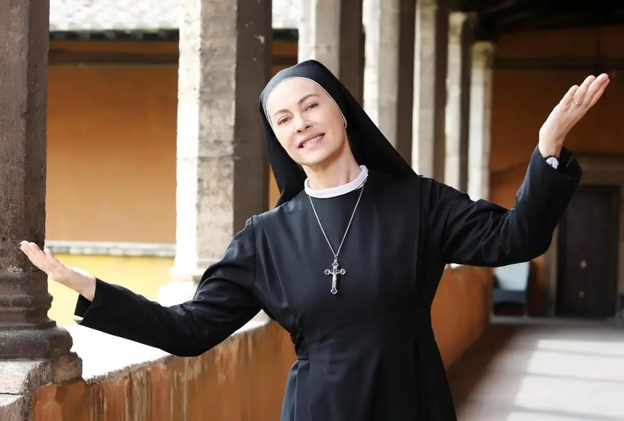 Elena Sofia Ricci nei panni di suor Angela nella fiction Che Dio ci aiuti