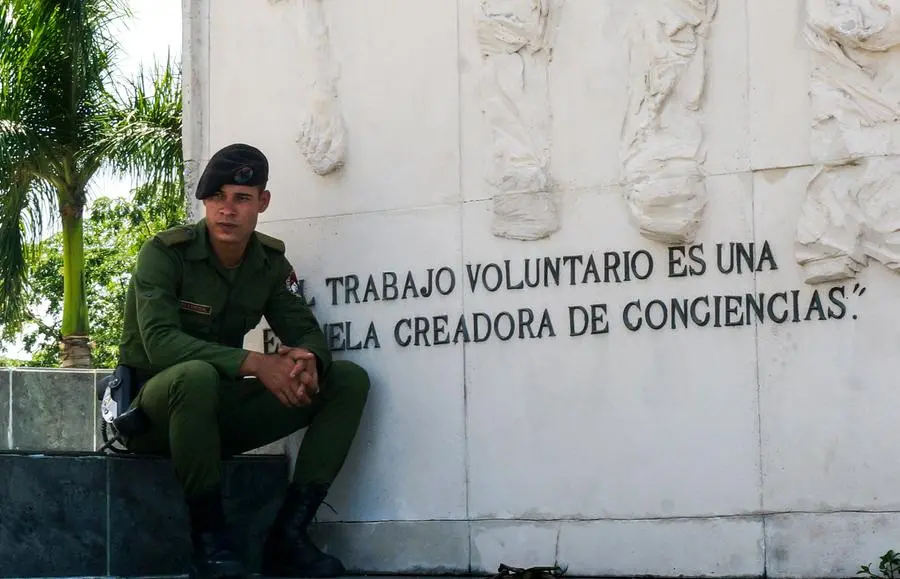 Cuba, Santa Clara - Mausoleo del Che, guardia speciale delle Forze Armate Rivoluzionarie di Cuba.jpg