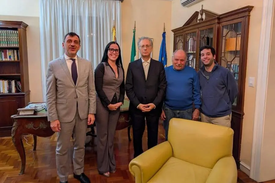 La foto pubblicata su X con cui il ministro degli Affari Esteri, Antonio Tajani, annuncia la liberazione di Luigi Gasperin (secondo da destra) , ANSA