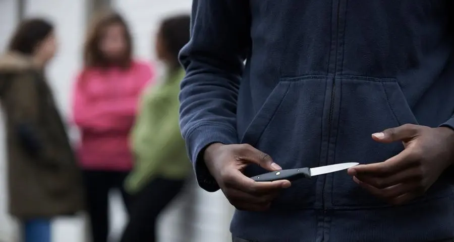 Professoressa accoltellata fuori da scuola: perché cresce la violenza tra i giovani?