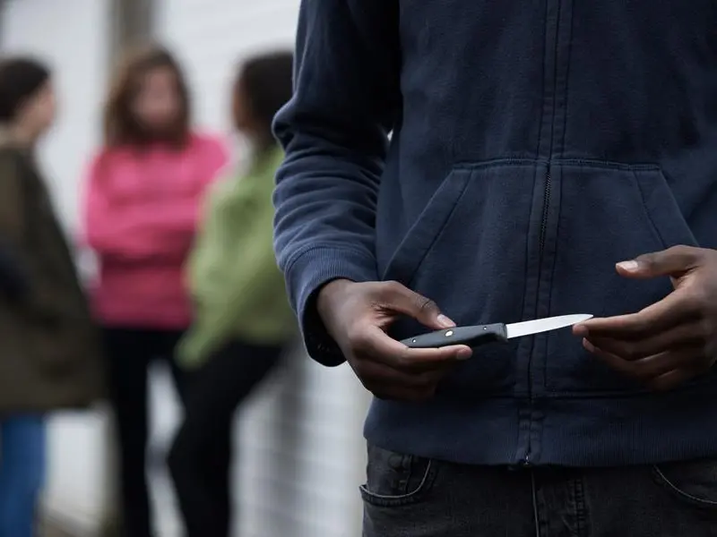 Professoressa accoltellata fuori da scuola: perché cresce la violenza tra i giovani?