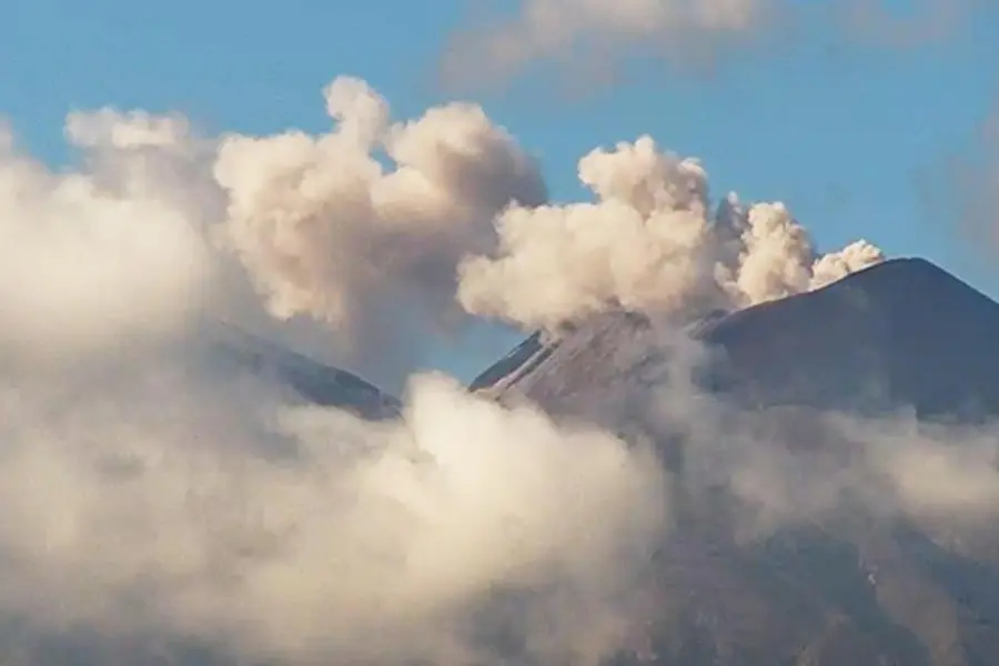 La spettacolare nube di ceneri che fuoriusciva dall\\'Etna fino a pochi giorni fa, alta 4 chilometri , ANSA