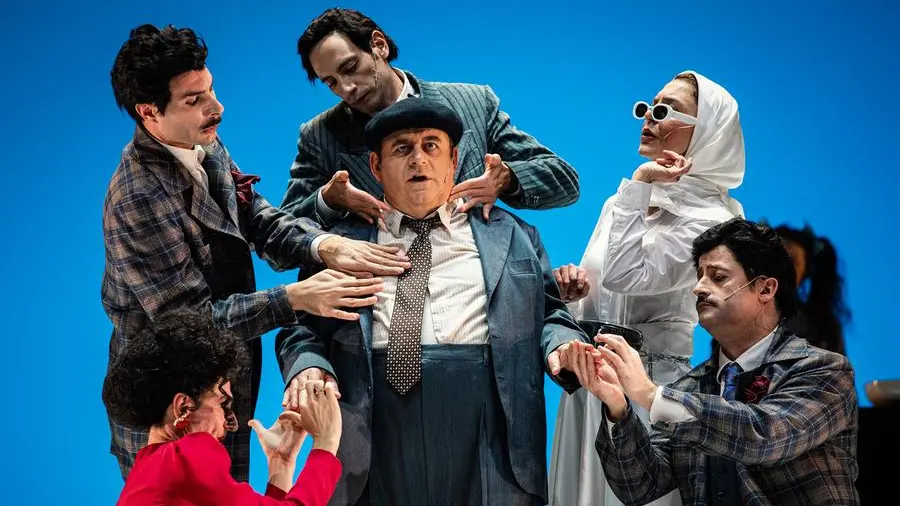 «Oggi Fantozzi sarebbe un privilegiato. Noi siamo messi molto peggio di lui». Gianni Fantoni riporta a teatro il ragioniere più tragico d’Italia