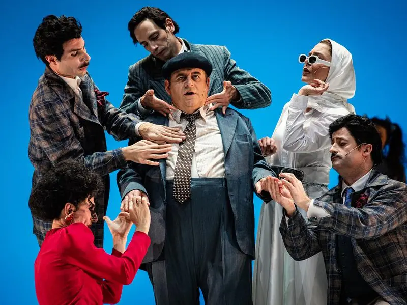 «Oggi Fantozzi sarebbe un privilegiato. Noi siamo messi molto peggio di lui». Gianni Fantoni riporta a teatro il ragioniere più tragico d’Italia