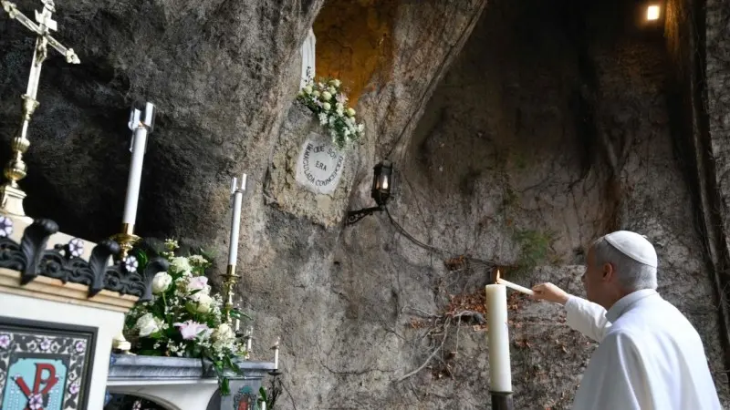 Il Papa: «Maria ci è vicina nella sofferenza»