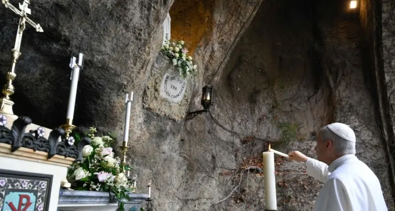 Il Papa: «Maria ci è vicina nella sofferenza»