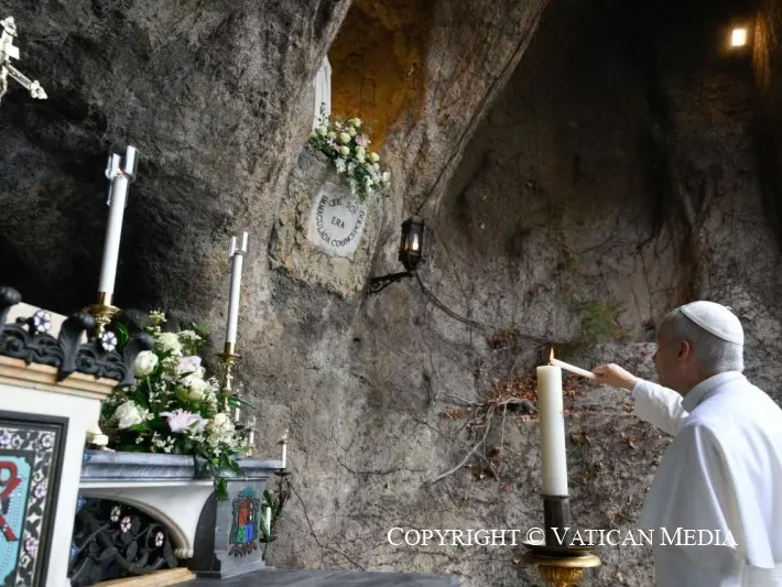 Il Papa: «Maria ci è vicina nella sofferenza»