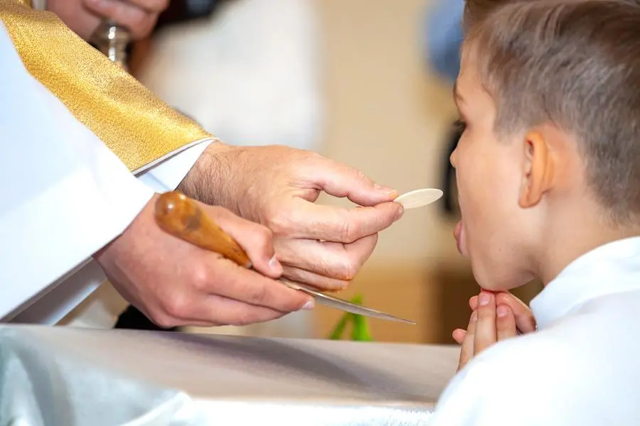 Un bambino riceve la Prima Comunione (foto Getty).