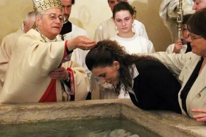 Una ragazza catecumena mentre riceve il Battesimo