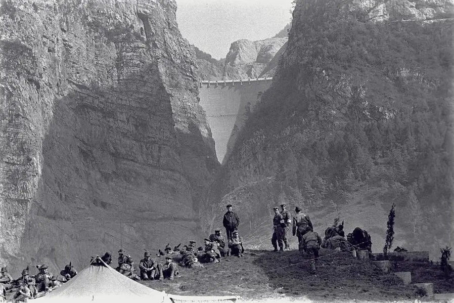 10 OTTOBRE 1963 - LA TRAGEDIA DEL VAJONT - VAJONT E\\' IL NOME DEL TORRENTE CHE SCORRE NELLA VALLE DI ERTO E CASSO PER CONFLUIRE NEL PIAVE, DAVANTI A LONGARONE E A CASTELLAVAZZO, IN PROVINCIA DI BELLUNO. LA STORIA DI QUESTE COMUNITA\\' VENNE SCONVOLTA DALLA COSTRUZIONE DELLA DIGA DEL VAJONT, CHE DETERMINO\\' LA FRANA DEL MONTE TOC NEL LAGO ARTIFICIALE. LA SERA DEL 9 OTTOBRE 1963 SI ELEVO\\' UN\\' IMMANE ONDATA CHE SEMINO\\' OVUNQUE MORTE E DESOLAZIONE, CATASTROFE, CALAMITA\\', DISTRUZIONE, ALPINI, SOCCORSI, INONDAZIONE, ITALIA, ANNI 60, B/N, , PUBLIFOTO / OLYCOM