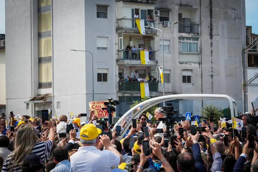 The Pope leaves Acerra Cathedral and heads in the popemobile to Piazza Calipari, where thousands of faithful have been waiting since the early hours of the morning. In Acerra's cathedral, Leo XIV spent a long time with the parents of numerous children and young people who have died from diseases related to environmental pollution. Also present were several young people who are still battling cancer. Acerra, May 23, 2026. ANSA / CESARE ABBATE