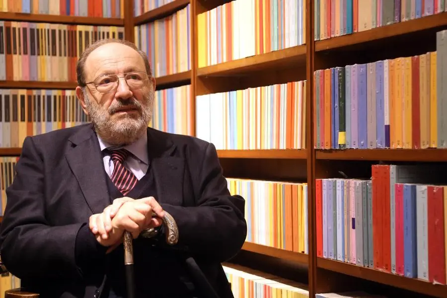 Lo scrittore Umberto Eco in una immagine di archivio del febbraio 2015 nella sala Carducci della libreria Zanichelli a Bologna